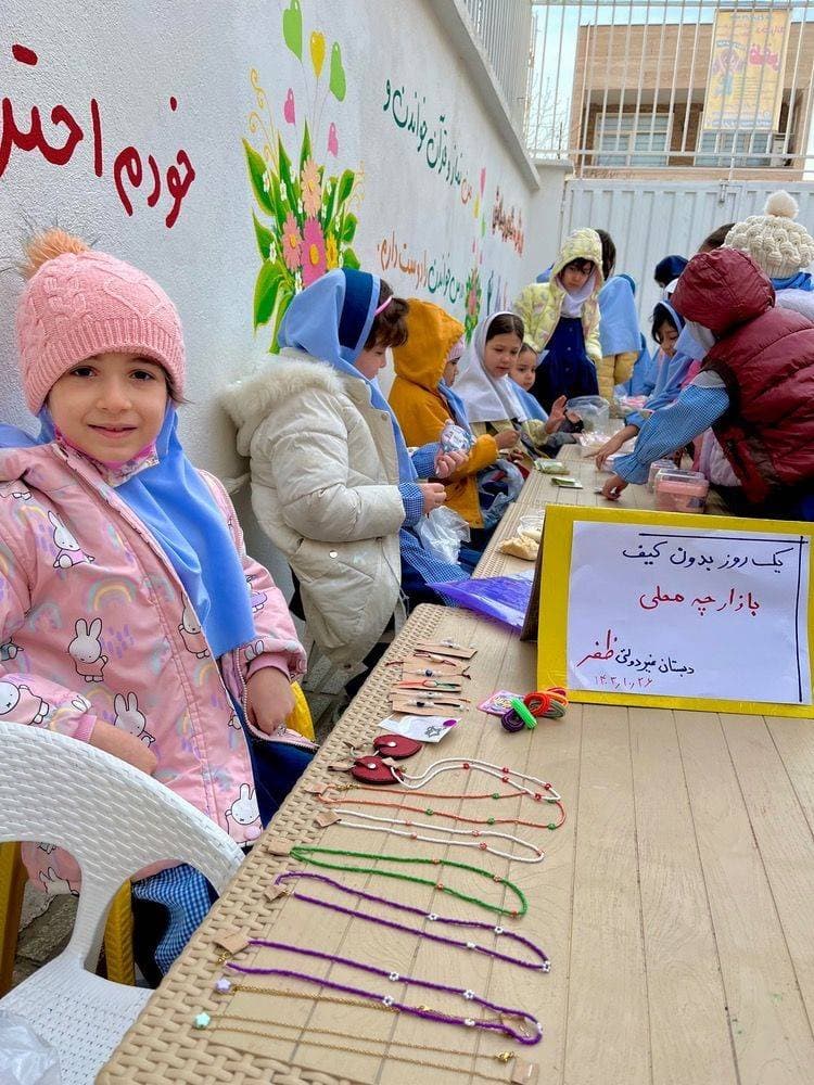 یک روز بدون کیف و بازارچه محلی در مدرسه ظفر